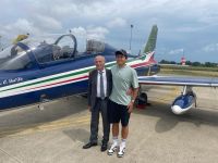 Il giovane cervese Andrea Malvaso insieme al Sindaco in visita alle Frecce Tricolori