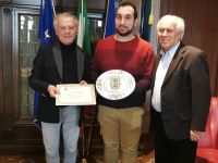 Il Sindaco ha incontrato Luca Menghi campione italiano di Sbandieratori