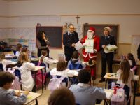 Consegnato il calendario 2014 nelle scuole da un Babbo Natale d'eccezione...