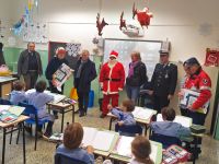 La Polizia Locale porta gli auguri nelle scuole con il calendario dell'Educazione Stradale