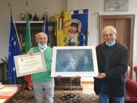 Il Sindaco ha incontrato Alteo Missiroli. Il pittore cervese ha donato un quadro al Comune di Cervia